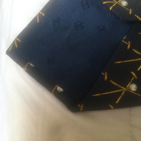 CHANEL Black and Gold Men's Tie - Picture 4 of 7